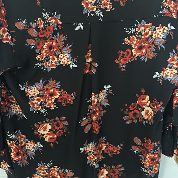 Daniel Rainn Size Large flowered blouse. open v neck with buttons at sleeves - Picture 7 of 9